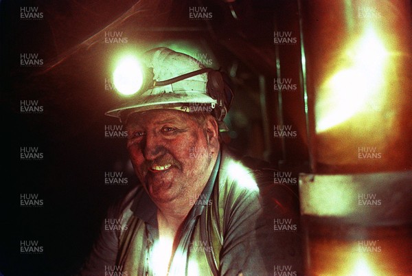 280597 - Tower Colliery -  Miner Graham Taylor at the coalface  