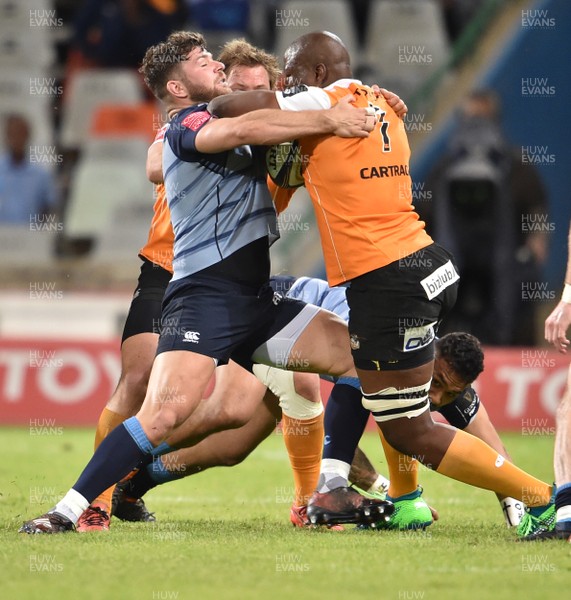 070418 - Toyota Cheetahs v Cardiff Blues - Guinness PRO14 -  Oupa Mohoje of the Toyota Cheetahs and Kirby Myhill of the Cardiff Blues 