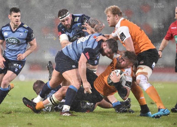 070418 - Toyota Cheetahs v Cardiff Blues - Guinness PRO14 -  Paul Schoeman of the Toyota Cheetahs and Kirby Myhill of the Cardiff Blues 
