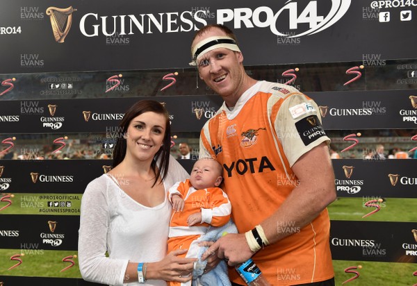 070418 - Toyota Cheetahs v Cardiff Blues - Guinness PRO14 -  Carl Wegner of the Toyota Cheetahs with his wife and child