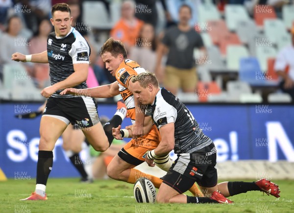 060419 - Toyota Cheetahs v Ospreys - Guinness PRO14 -  Hanno Dirksen of the Ospreys and William Small-Smith of the Toyota Cheetahs 