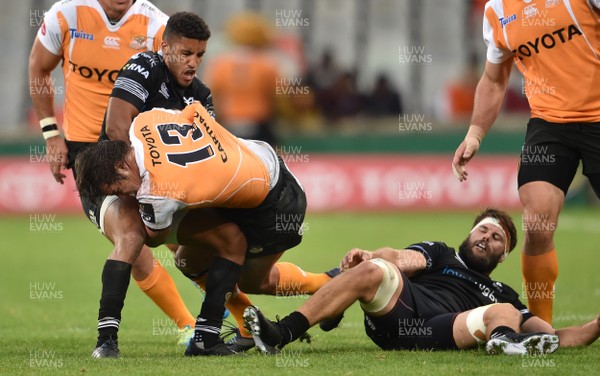 290917 - Toyota Cheetahs v Ospreys - Guinness PRO14 -    Francois Venter (Captain) of the Toyota Cheetahs is tackled by Keelan Giles of the Ospreys