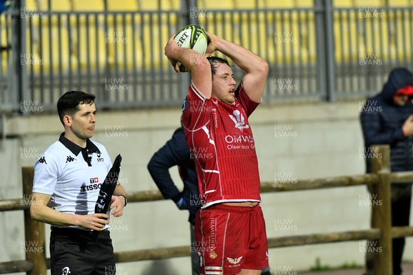 171222 - Toyota Cheetahs v Scarlets - United Rugby Championship - Ryan Elias throws in to a line out