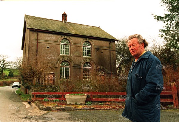 050395 - Zoar Independent Chapel, Trecastle - Community Councillor Frank Cook has lived next door ro the chapel for over 20 years 