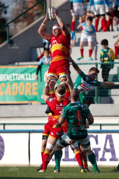 070418 - Benetton Treviso v Dragons - Guinness PRO14 -  Cory Hill of Dragons takes a high ball