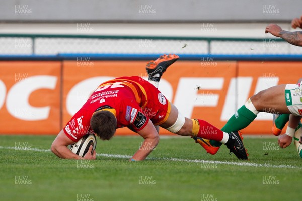 070418 - Benetton Treviso v Dragons - Guinness PRO14 -  Dragons Connor Edwards breaks the tackle of Tiziano Pasquali and runs to score try