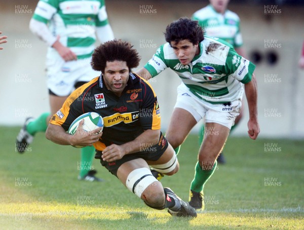 08.12.07  Treviso v Gwent Dragons Dragon's Colin Charvis dives in to score try despite the attention of Treviso's Andrea Marcato.  