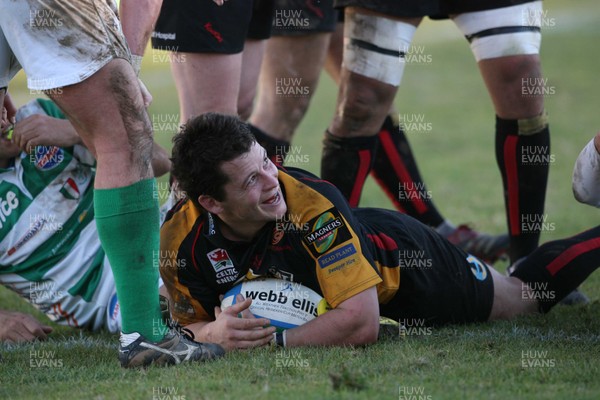 08.12.07  Treviso v Gwent Dragons Dragon's Rhodri Gomer-Davies scores try.  