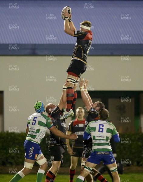 28 03 15 - Benetton Treviso v Newport Gwent Dragons - Guinness Pro12 -Andrew Coombs, Dragons, gets the ball in a line out