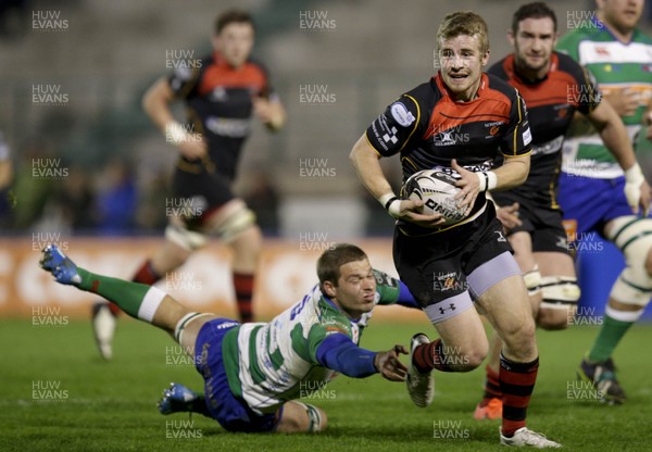 28 03 15 - Benetton Treviso v Newport Gwent Dragons - Guinness Pro12 -Jonathan Evans goes over Marco Barbini