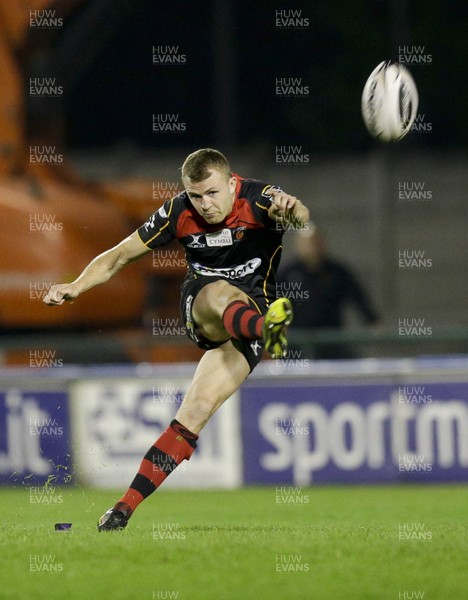 28 03 15 - Benetton Treviso v Newport Gwent Dragons - Guinness Pro12 -Tom Prydie kicks a conversion