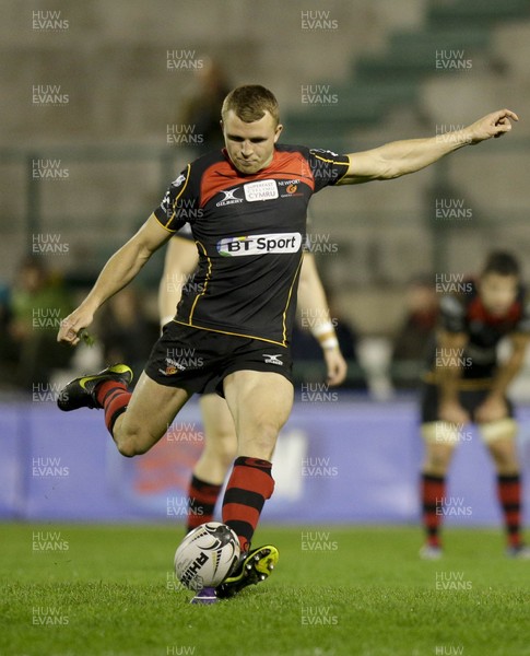 28 03 15 - Benetton Treviso v Newport Gwent Dragons - Guinness Pro12 -Tom Prydie converts a penalty