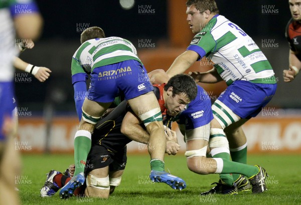 28 03 15 - Benetton Treviso v Newport Gwent Dragons - Guinness Pro12 -Nick Crosswell, Dragons, attempts to get over Benetton Treviso defence