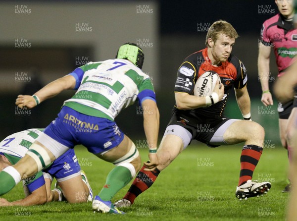 28 03 15 - Benetton Treviso v Newport Gwent Dragons - Guinness Pro12 -Jonathan Evans, Dragons, gets past Francesco Minto