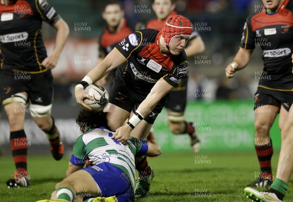 28 03 15 - Benetton Treviso v Newport Gwent Dragons - Guinness Pro12 -Tyler Morgan offloads the ball as he is tackled by Edoardo Gori