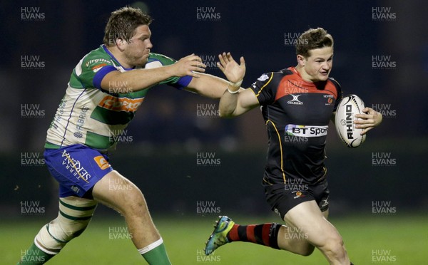 28 03 15 - Benetton Treviso v Newport Gwent Dragons - Guinness Pro12 -Hallam Amos is tackled by Rupert Harden