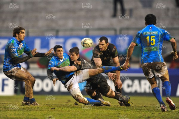 200113 Benetton Treviso v Ospreys - Heineken Cup - Edoardo Gori of Treviso is tackled by Ospreys' Sam Lewis 