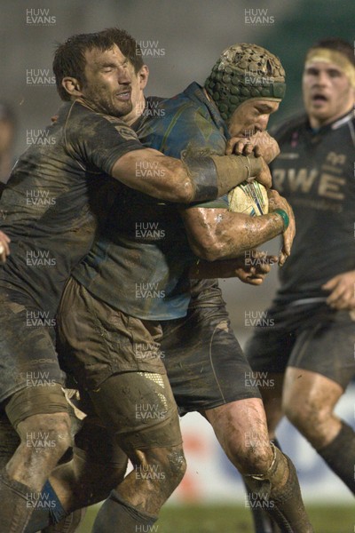 200113 Benetton Treviso v Ospreys - Heineken Cup - Treviso's Francesco Minto is tackled by Ospreys' Joe Bearman 