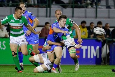 011016 - Benetton Treviso v Scarlets - Guinness Pro12 -Steff Evans offloads the ball as he is tackled by Dean Budd