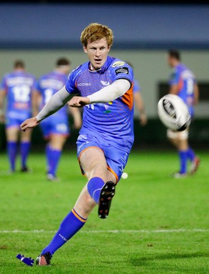 011016 - Benetton Treviso v Scarlets - Guinness Pro12 -Rhys Patchell kicks at goal