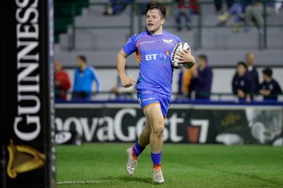 011016 - Benetton Treviso v Scarlets - Guinness Pro12 -Steff Evans runs to score try