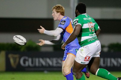 011016 - Benetton Treviso v Scarlets - Guinness Pro12 -Rhys Patchell gets the ball away