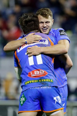 011016 - Benetton Treviso v Scarlets - Guinness Pro12 -Steff Evans celebrates his try with Rynier Bernardo