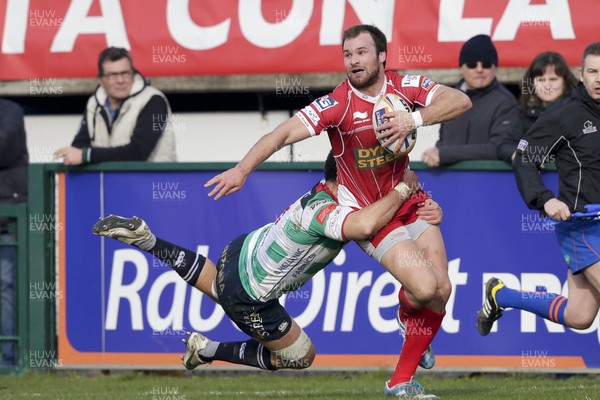 08 02 14 - Treviso - Stadio di Monigo - Benetton Treviso v Scarlets - RaboDirect Pro12 - Frazier Climo is tackled by Alberto Sgarbi 