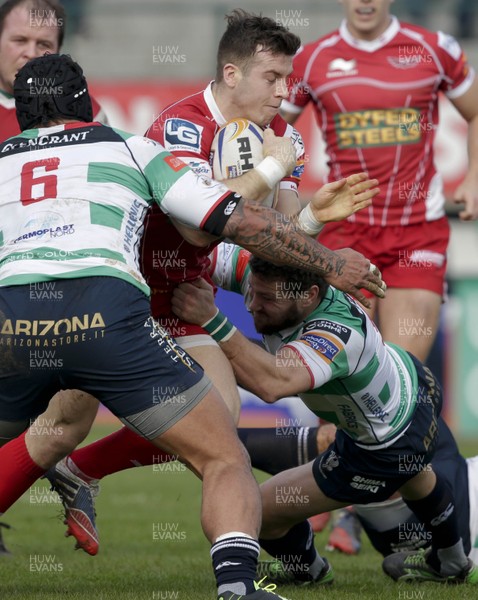 08 02 14 - Treviso - Stadio di Monigo - Benetton Treviso v Scarlets - RaboDirect Pro12 - Gareth Davies is tackled by Fabio Semenzato 