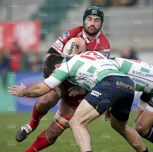 08 02 14 - Treviso - Stadio di Monigo - Benetton Treviso v Scarlets - RaboDirect Pro12 - George Earle attempts to break through the Benetton Treviso defence