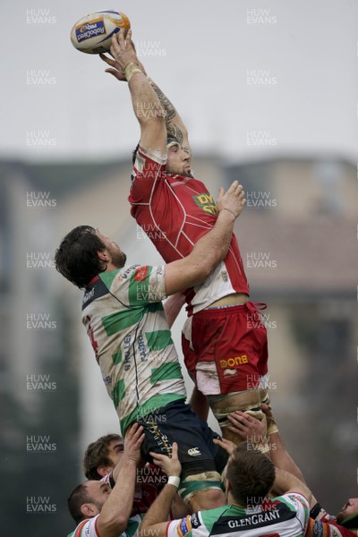 08 02 14 - Treviso - Stadio di Monigo - Benetton Treviso v Scarlets - RaboDirect Pro12 - Josh Turnbull takes possession in a lineout 