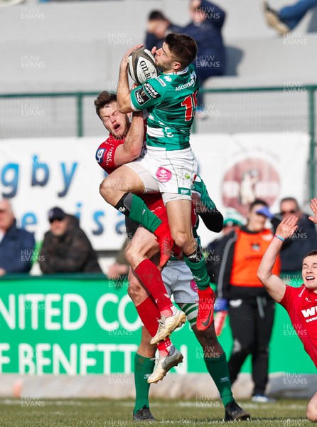 110218 - Benetton Treviso v Scarlets - Guinness Pro14 - Round 14 - Steff Hughes competes with Luca Sperandio for a high ball 
