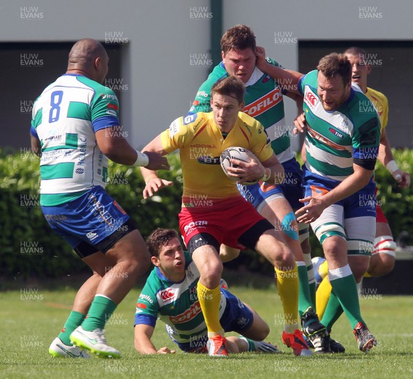 Guinnes Pro 12 2014/2015, Treviso, stadio Monigo 16/05/2015, Treviso v Scarlets, Liam Williams attacked by (left) Luamanu, Ragusi, Harden and Pavanello160515 Treviso v Scarlets-Liam Williams tackled by (left) Luamanu, Ragusi, Harden and Pavanello