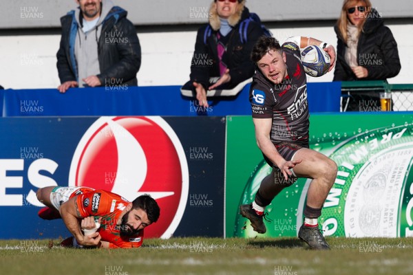 161217 - Benetton Treviso v Scarlets - European Rugby Champions Cup -  Steff Evans of Scarlets gets over Tito Tebaldi of Benetton Treviso's tackle