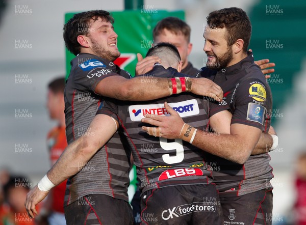 161217 - Benetton Treviso v Scarlets - European Rugby Champions Cup -  Scarlets players celebrate the try scored by Gareth Davies of Scarlets