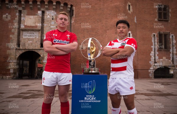 270518 -World Rugby U20 Championship, Captains Photocall - Wales U20 Captain Tommy Reffell with Japan captain Hisanobu Okayama during photocall at Le Castillet Perpignan ahead of the start of the World Rugby U20 Championship