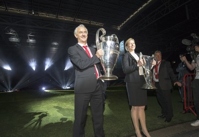 UCL Trophy Arrival 210417