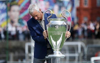 UCL Trophy arrives in Cardiff 010617