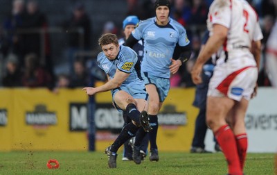 03.04.10 - Ulster v Cardiff Blues - Magners League - Leigh Halfpenny of Cardiff Blues converts a penalty. 