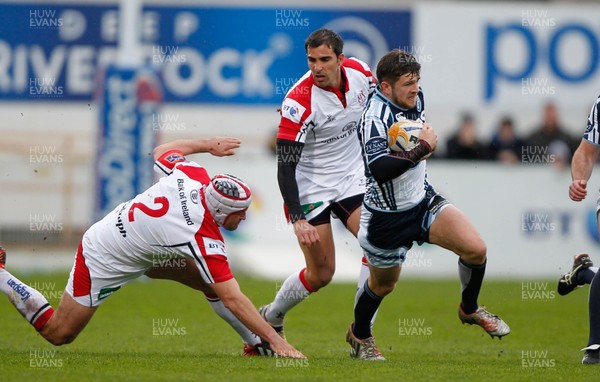 030513 - Ulster v Blues - RaboDirect Pro 12 - Lewis Jones of Blues breaks past Rory Best of Ulster 