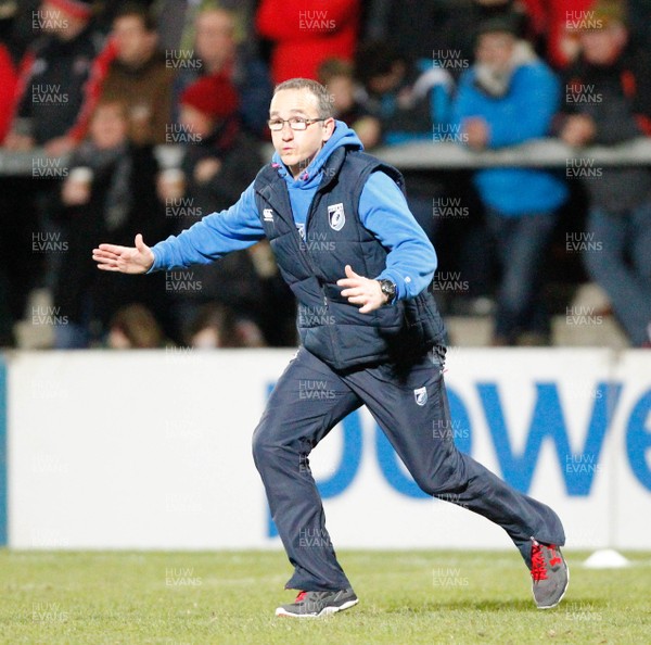 270315 - Ulster v Cardiff Blues - Guinness PRO12 -  Paul John  backs coach Cardiff Blues  (c) Huw Evans Agency