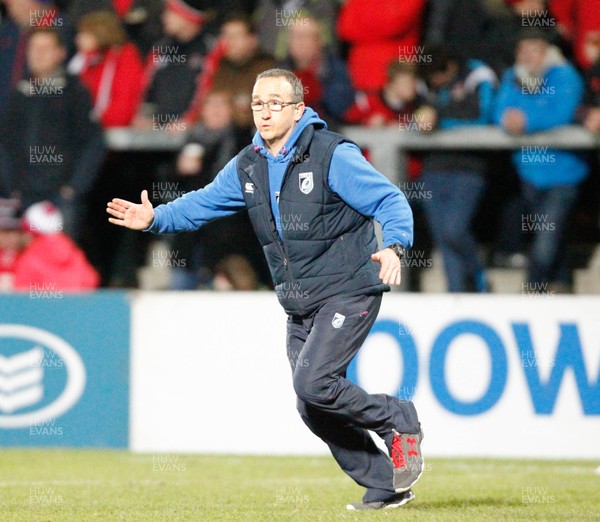 270315 - Ulster v Cardiff Blues - Guinness PRO12 -  Paul John  backs coach Cardiff Blues  (c) Huw Evans Agency