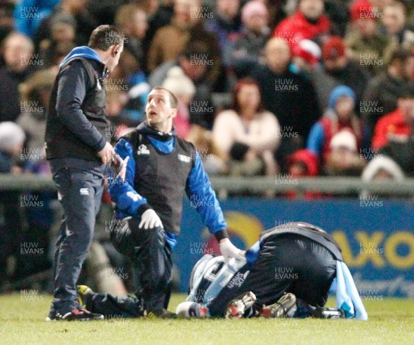 270315 - Ulster v Cardiff Blues - Guinness PRO12 -  Cardiff Blues medical team show concern for Rhys Patchell  (c) Huw Evans Agency