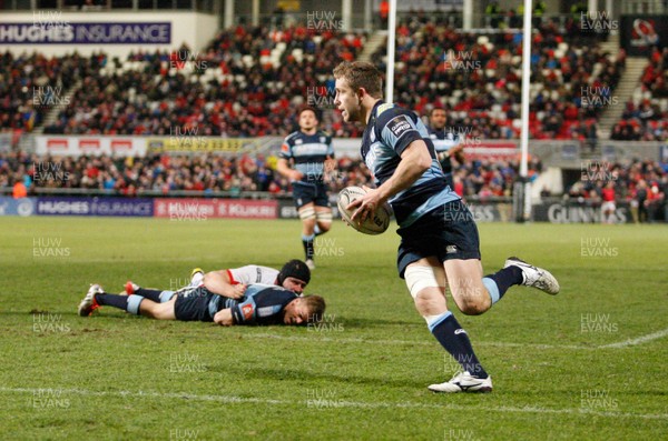 270315 - Ulster v Cardiff Blues - Guinness PRO12 -  Tom Isaacs goes over to score for Cardiff  (c) Huw Evans Agency