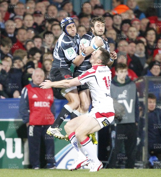 121012 Ulster v Castres - Heineken Cup - Tommy Bowe of Ulster is beaten to the ball by Marc Andreu and Seremaia Bai of Castres 