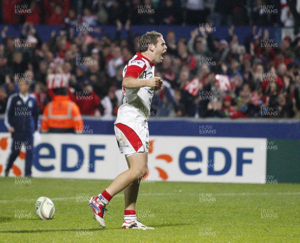 121012 Ulster v Castres - Heineken Cup - Darren Cave celebrates the bonus point win for Ulster 