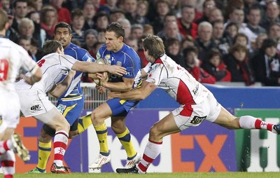 12.11.11  Ulster v Clermont Auvergne.. Lee Byrne of Clermont tackled by Darren Cave and Simon Danielli of Ulster. 