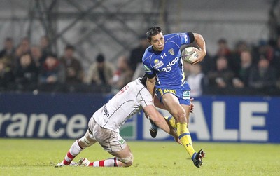 12.11.11  Ulster v Clermont Auvergne... Regan King of Clermont avoids the tackle of Ulster's Pedrie Wannenburg. 