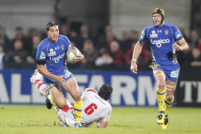 12.11.11  Ulster v Clermont Auvergne... Regan King of Clermont avoids the tackle of Ulster's Pedrie Wannenburg. 