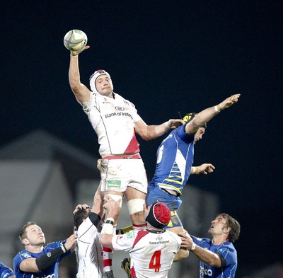 12.11.11  Ulster v Clermont Auvergne... Dan Tuohy of Ulster beats Julien Bonnaire to the lineout ball. 